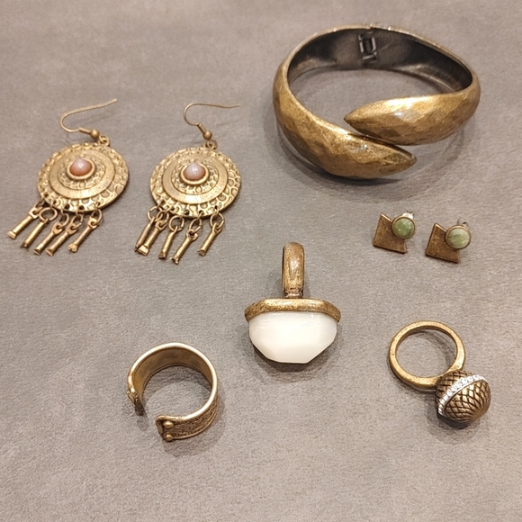 A Beautiful Bronze Set of Jewelry - Picture 1 of 11